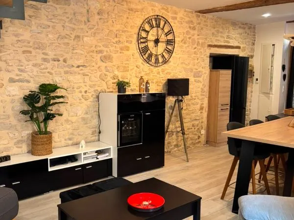 Maison de village rénovée 90m2 avec cour et dependance 50m2
