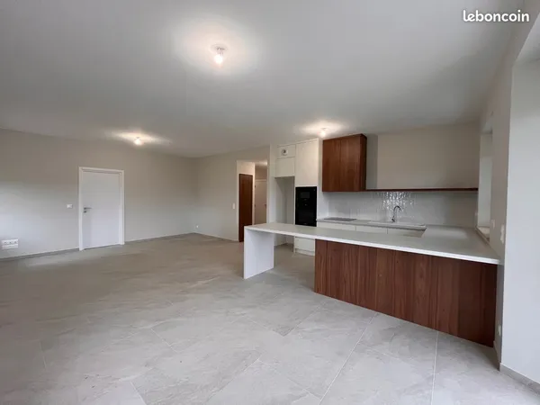 À LOUER - BEL APPARTEMENT T5 DE 116 m² À VOVRAY-EN-BORNES - 44 Impasse du Château Disponible en nove