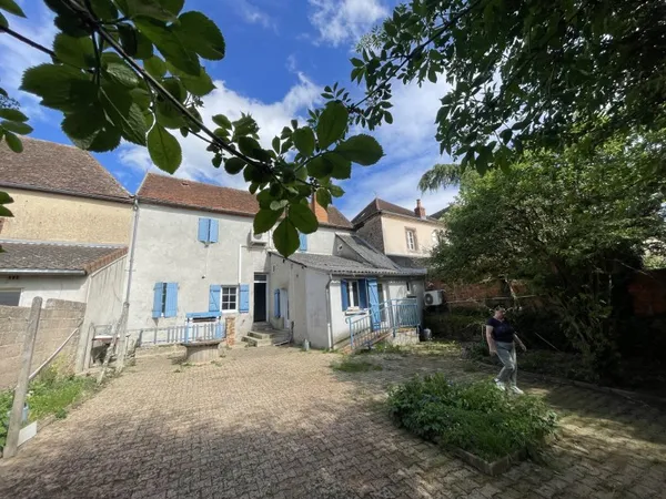 COQUETTE MAISON DE VILLAGE DE 128 M2 AVEC COUR INTERIEURE 290 M2