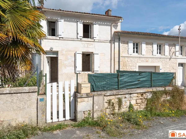 Maison de village en pierre avec cour et jardin