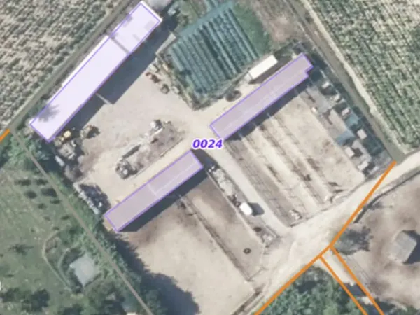Terrain avec batiments, eau, EDF