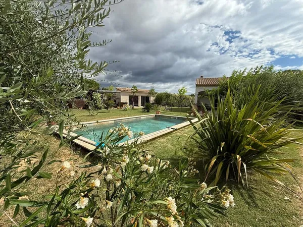 POUZOLLES VILLA AVEC PISCINE, STUDIO INDÉPENDANT ET HANGAR