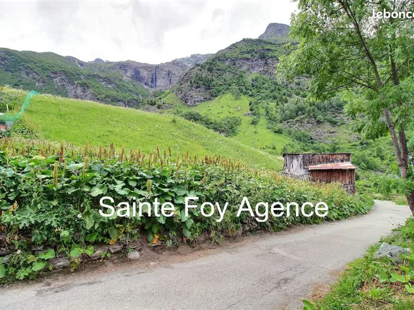 Terrain constructible niché dans un hameau montagnard alpin