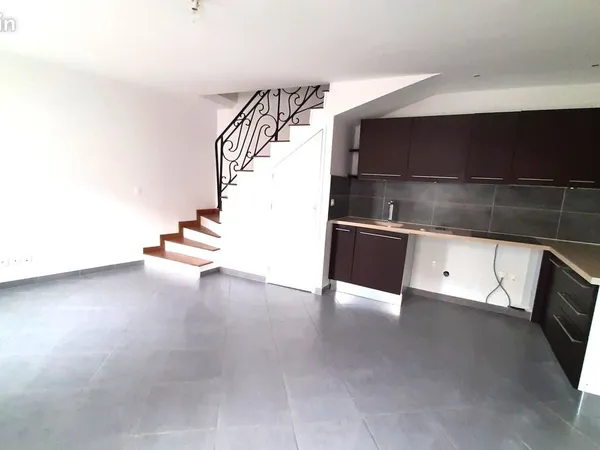 Maison 2/3 pièces au centre de ISSOU (78)