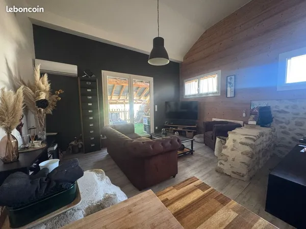A LOUER : Appartement T3 entièrement rénové 85 m² avec terrasse couverte 15 m² dans petite propriété