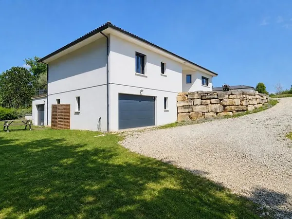Maison contemporaine haut de gamme avec piscine