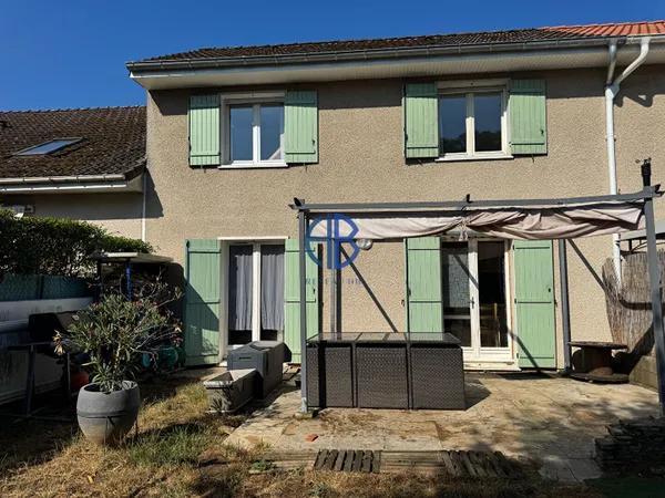 maison mitoyenne sur deux niveaux avec terrain