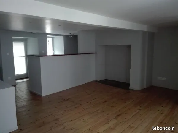 CENTRE VILLE : Maison de bourg rénovée