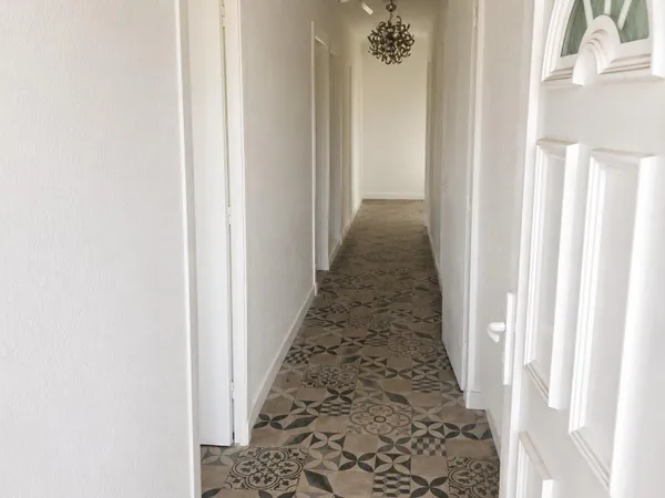 Située au coeur du quartier de Bacalan, en plein essor, cette maison des années 70 offre un fort pot