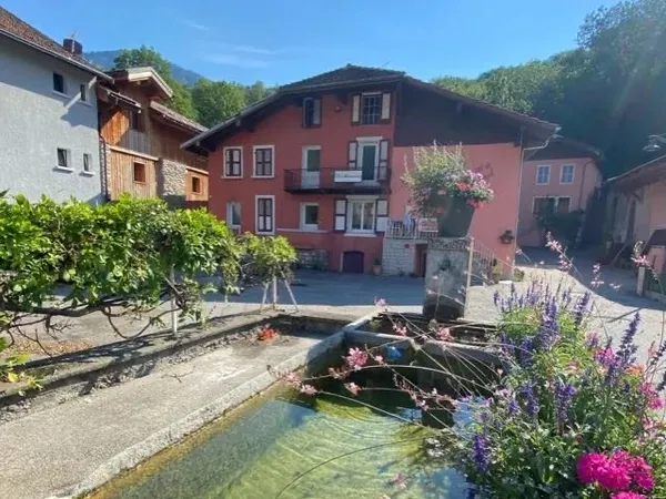 AIGUEBLANCHE (73260) – MAISON D’INVESTISSEMENT DIVISÉE EN 8 LOGEMENTS