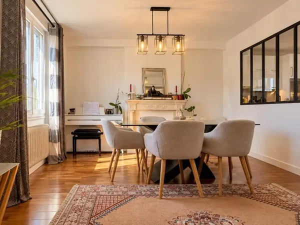 Située à Mériel, cette maison familiale offre une distribution fonctionnelle ainsi qu'un beau potent