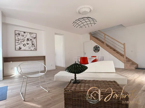 Logement en duplex 2 chambres et 1 bureau avec parking et at