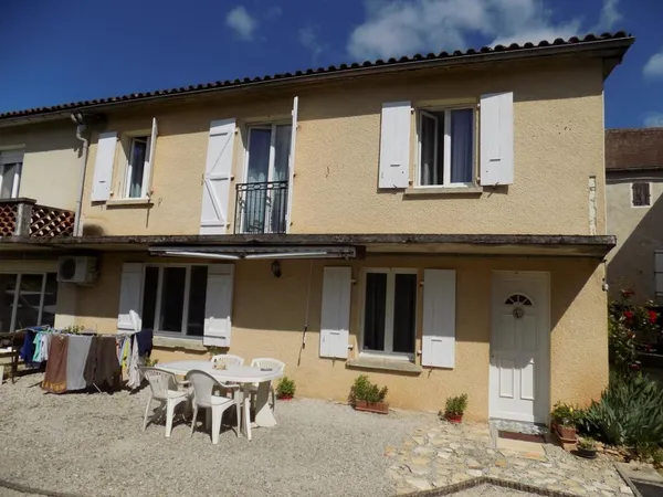 Immeuble composé de 3 appartements et garages
