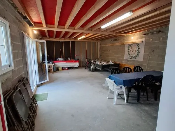 Bâtiment . Garage avec terrain