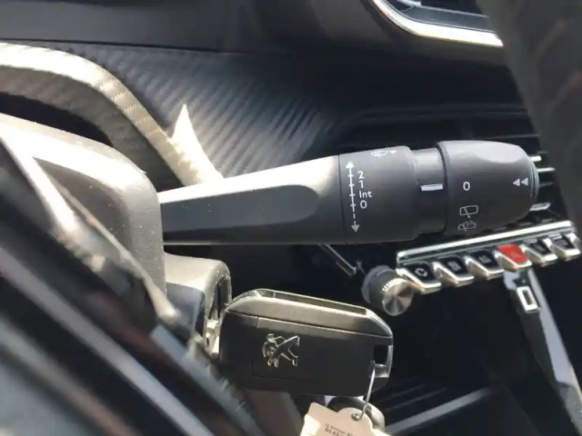 Peugeot 208 puretech 75 s&amp;s bvm5 — photo 17
