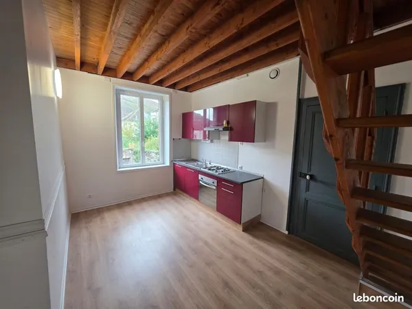 REVIN - appartement F3 en triplex avec jardinet et cuisine équipée