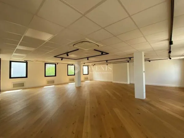 Bureau 195 m²