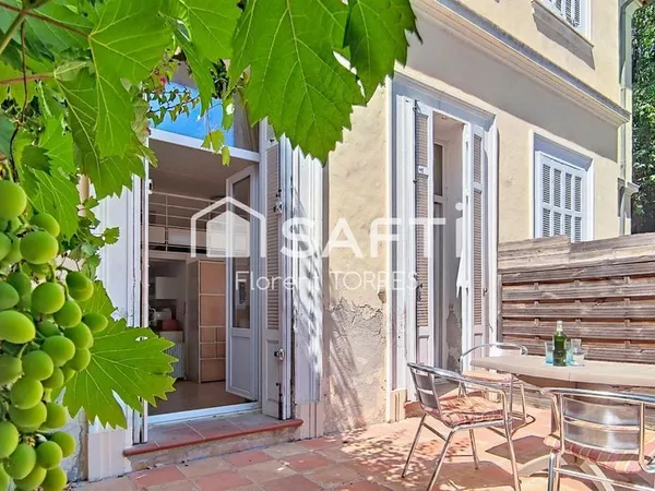 Rez-de-jardin avec terrasse dans une bâtisse emblématique de Tamaris