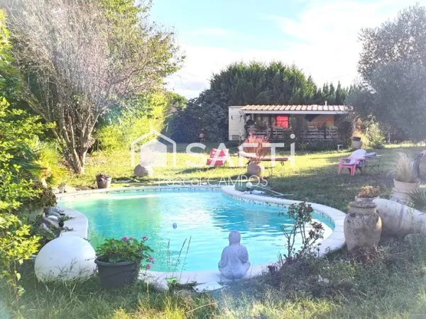 Terrain totalement plat de 1 499m² avec piscine et mobil home