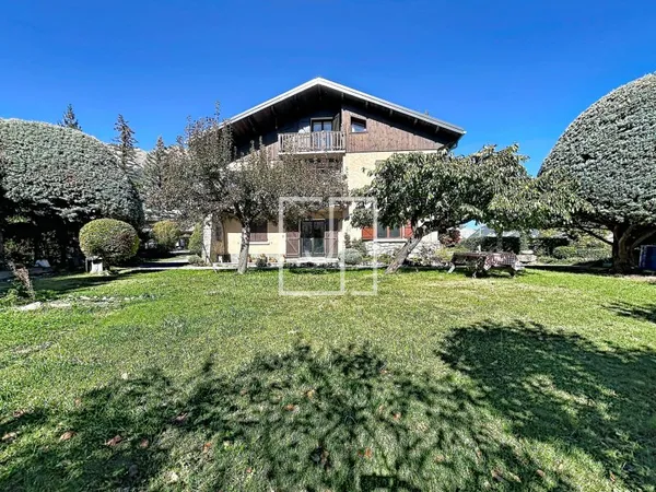Maison familiale avec 2 appartements, garage double et terra