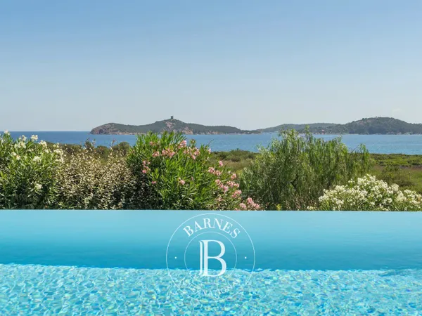 Pinarello, Villa vue mer panoramique, 4 chambres, piscine à débordement, plage à pied