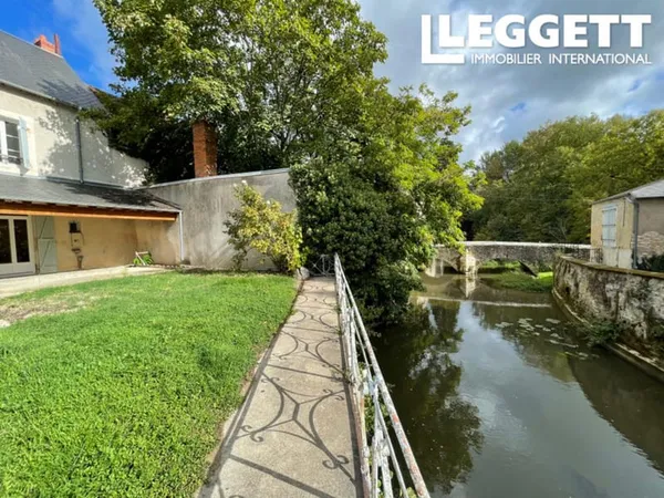 Maison de ville en excellent état, dotée de 3 chambres, d?un jardin et d?une façade donnant sur la r