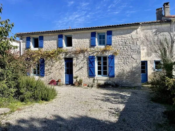 Maison charentaise avec jardin et dépendances