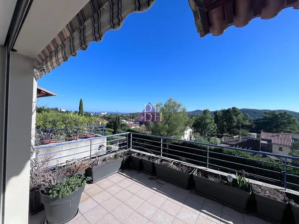 Vue mer pour ce 3 pièces en dernier étage avec vaste terrass