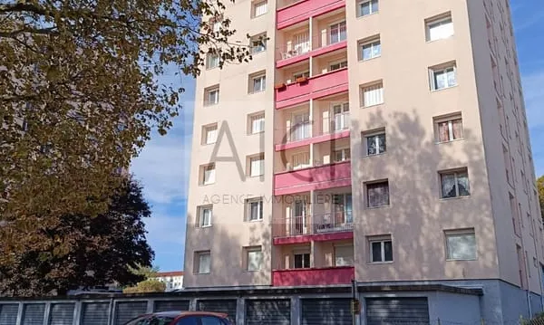 F4 au 5ème étage avec ascenseur dans immeuble proche des commerces, facultés, lignes de bus. Idéal c