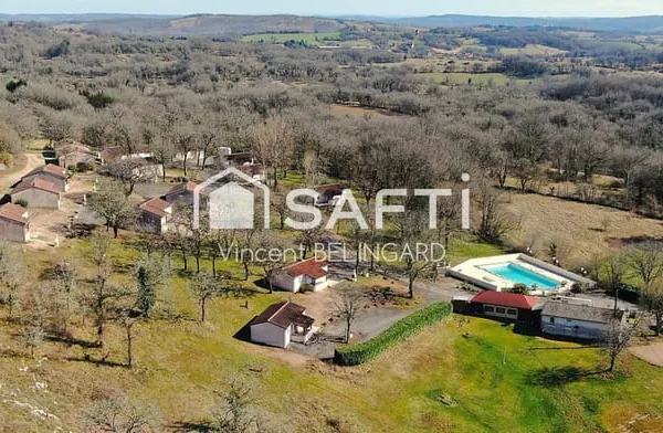 Village de vacances 15 pavillons avec bar et piscine