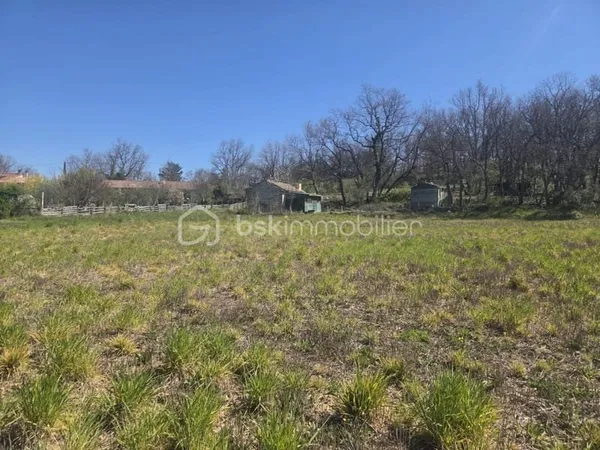 Terrain constructible non viabilisé à aménager avec cabanon en pierre