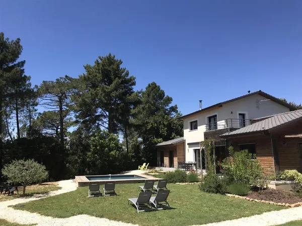 Propriété de charme dans un cadre exceptionnel comprenant 5 suites avec piscine