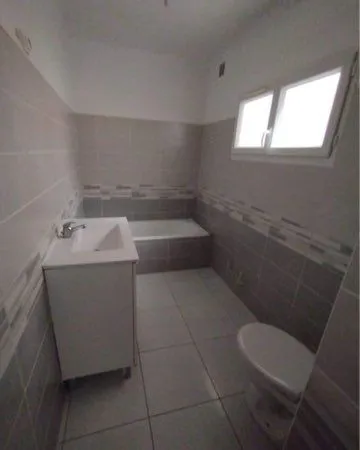 À louer f2 rdc immeuble hausmanien