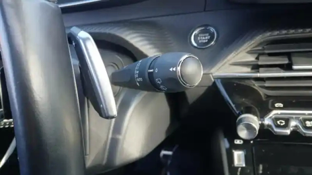 Peugeot 2008 hybrid 136 e-dcs6 — photo 36