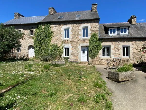 Maison en pierre et dépendances à vendre