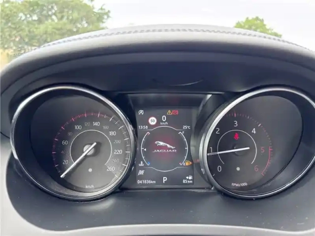 Jaguar E-Pace 2.0 d - 150 ch awd bva — photo 29