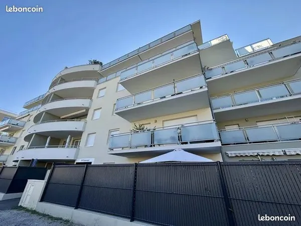 Studio avec grande terrasse, jolie vue