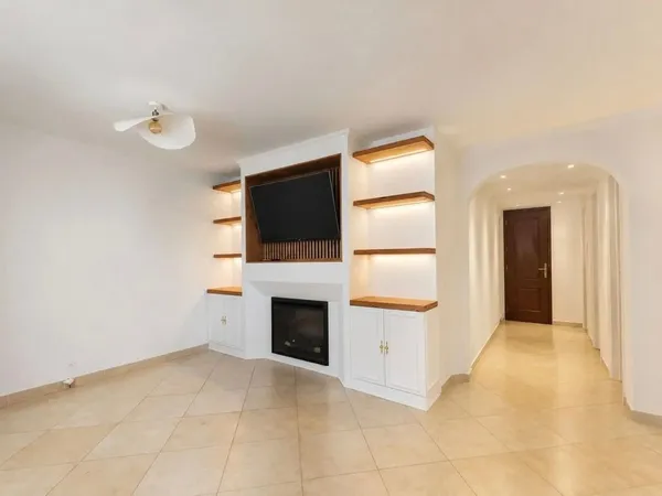 LUMINEUX T5 A FREJUS VAR TOUTES COMMODITES A PIEDS