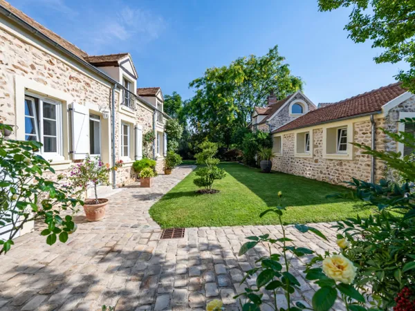 À SAINT-SAUVEUR-SUR-ÉCOLE- PROPRIÉTÉ TRADITIONNELLE RÉNOVÉE ET D