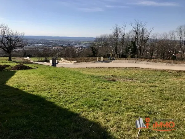Terrain viabilisé de 317 m² avec vue