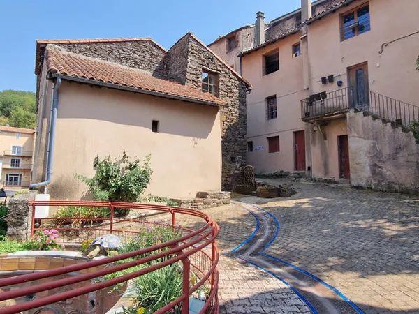 Maison de village rénovée avec parcelle de jardin non attenante