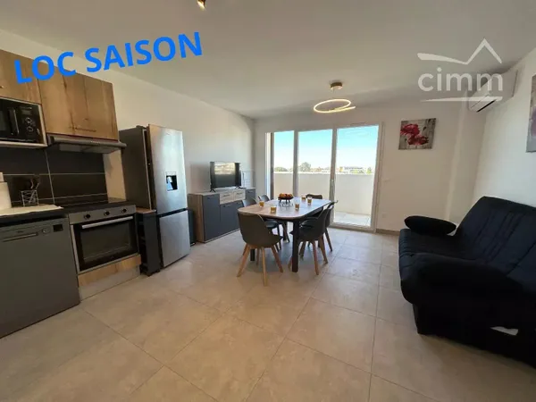 Grand T2 cabine dans résidence avec piscine à 400 m de la plage.