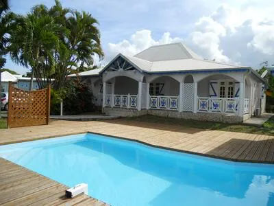 Villa spacieuse de type F6 avec piscine, située dans quartier paisible