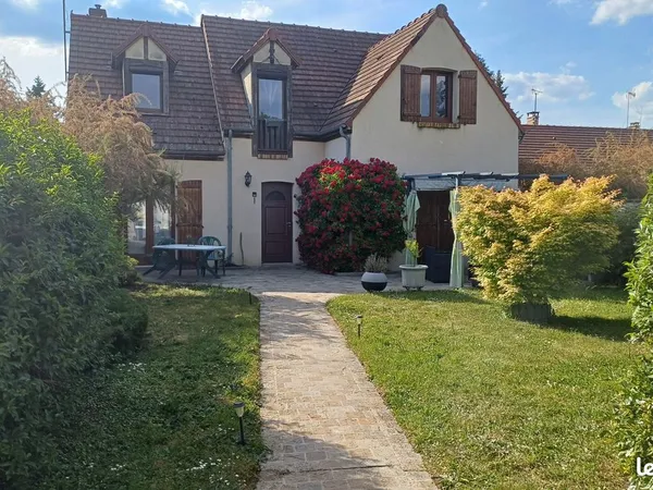 Maison de 7 pièces, sous-sol total, terrain 1000m2