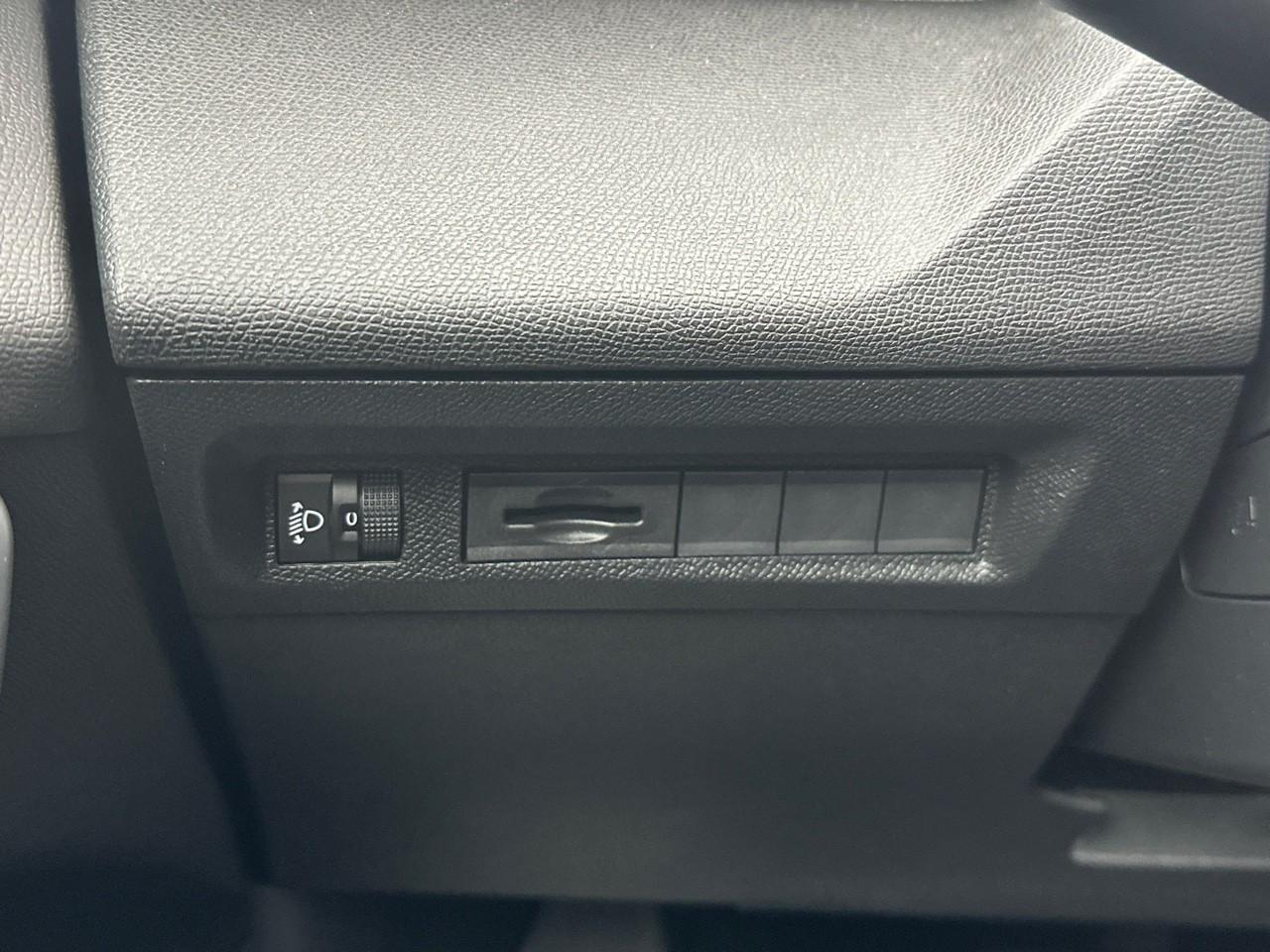 Peugeot 308 hybrid 145 e-dcs6 allure — photo 16