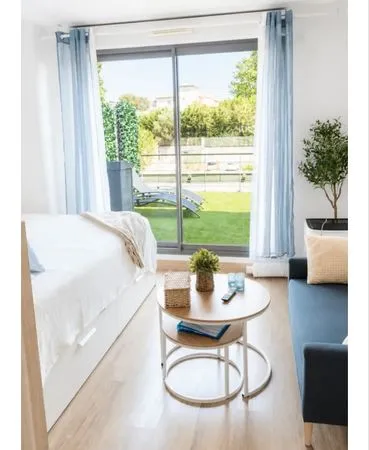 Studio meublé climatisé 21 m² + terrasse - Éguilles