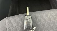 Toyota Yaris 116h Design 5p — photo 16