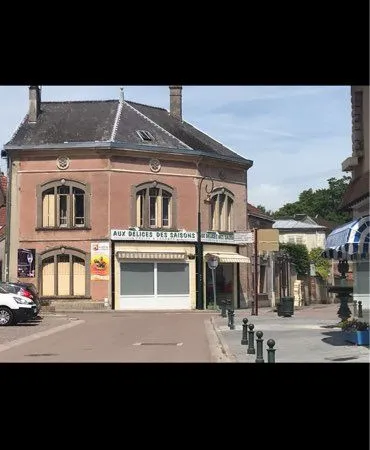 Bâtisse comprenant commerce et appartement avec travaux à prévoir