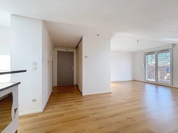 Studio 31 m2 lumineux avec balcon- Evry-Courcouronnes - Box fermé - Proche commodités