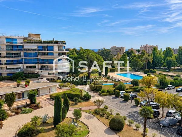 Terrasse, piscine et aperçus mer